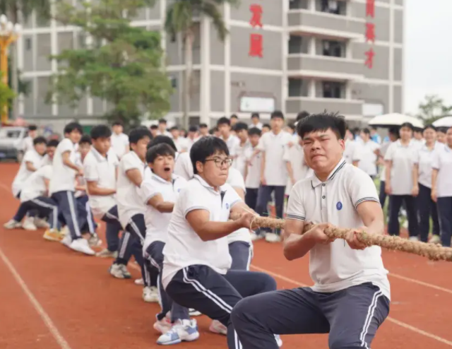 构成教与学师与生“共同在场”的双向互动讲堂力求在师生携手探索
