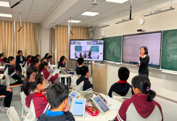 作为教育的辅助东西但绝不应该替代教师在教育中的中心位置