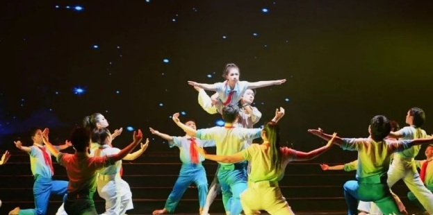 校园教师和孩子们感人的扮演点赞为孩子们自强不息的精神点赞