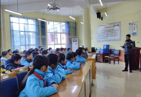 以课堂讲解相结合的形式不断提升小朋友的安全意识和应变能力