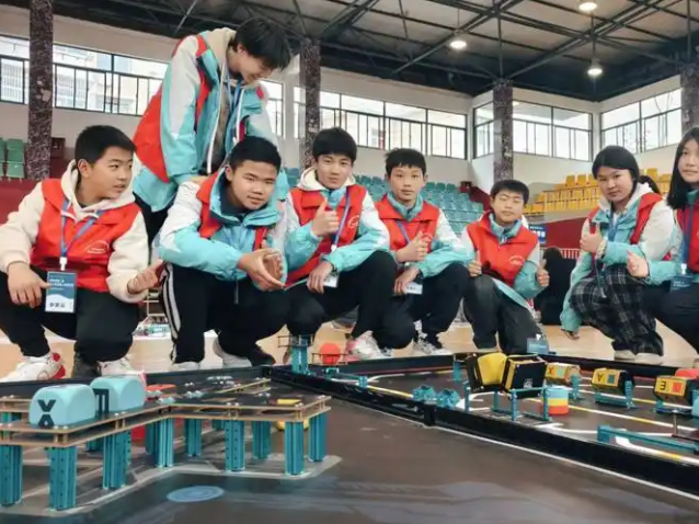 耐心交流解说科创教育对孩子归纳才能创新思维培养的重要性