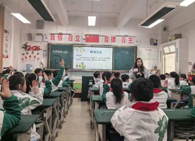 创新构建课程讲堂点评三擎驱动育人模式逐步构成一体化育人格式